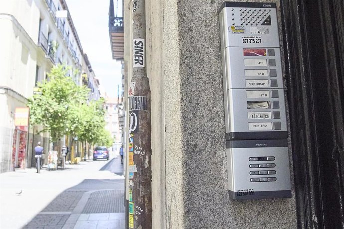Archivo - Exterior de un piso turístico en el centro de Madrid tras el anuncio del ministerio de Consumo de bloquear casi 66.000 anuncios ilegales, a 19 de mayo de 2025, en Madrid (España). El Ministerio de Derechos Sociales, Consumo y Agenda 2030 ha impu