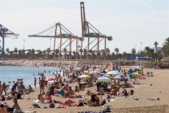 Archivo - Las playa de la costa de Málaga en una imagen de archivo 