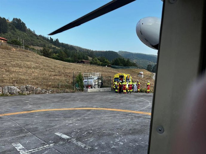 Traslado de una menor tras sufrir un accidente en una piscina.
