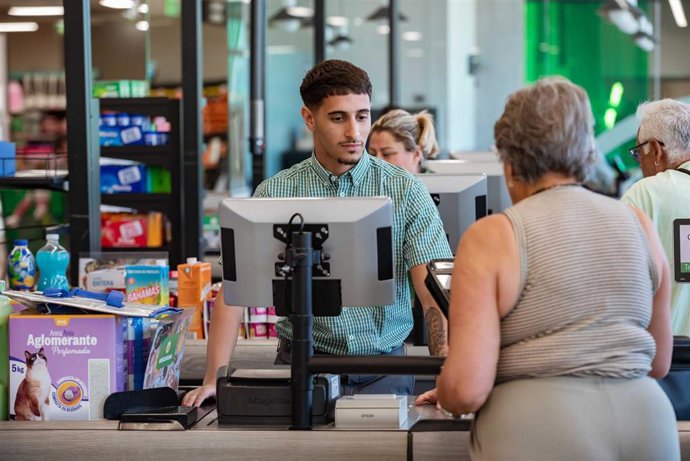 Archivo - Trabajador de una tienda de Mercadona