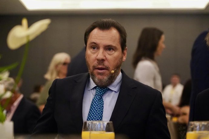 Óscar Puente participa en un encuentro-coloquio