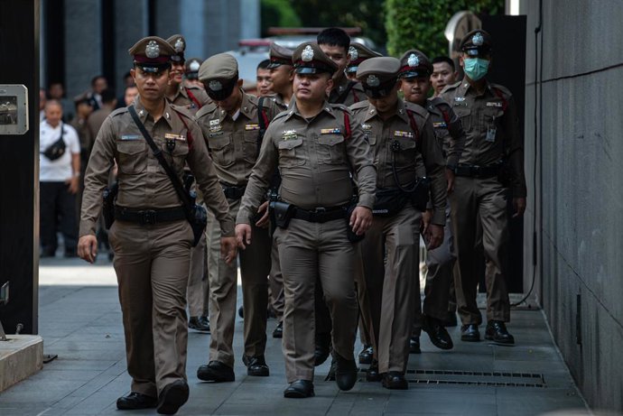 Archivo - April 17, 2025, Bangkok, Thailand: Thai police officers seen walking in front of the Rosewood hotel in Bangkok. Malaysia's Prime Minister Anwar Ibrahim visits Thailand to meeting with Thailand's Prime Minister at the government house and set the