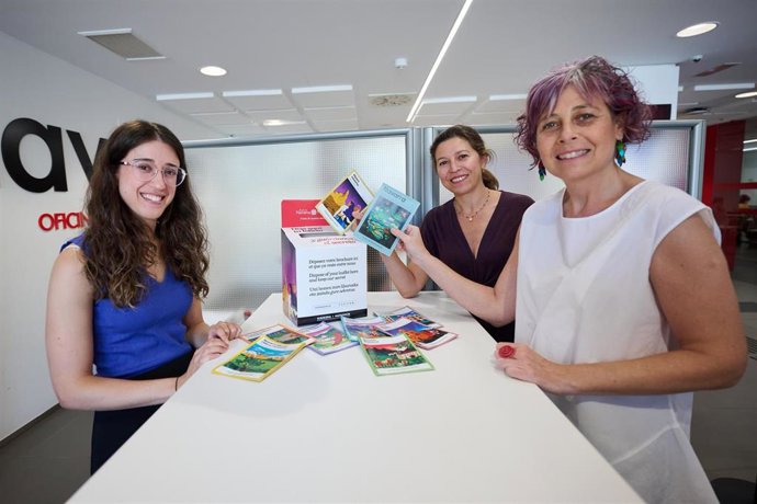 La consejera de Cultura, Deporte y Turismo del Gobierno de Navarra, Rebeca Esnaola (dcha.), junto a la directora general de Turismo, Ana Rivas (centro), en una oficina de información turística.