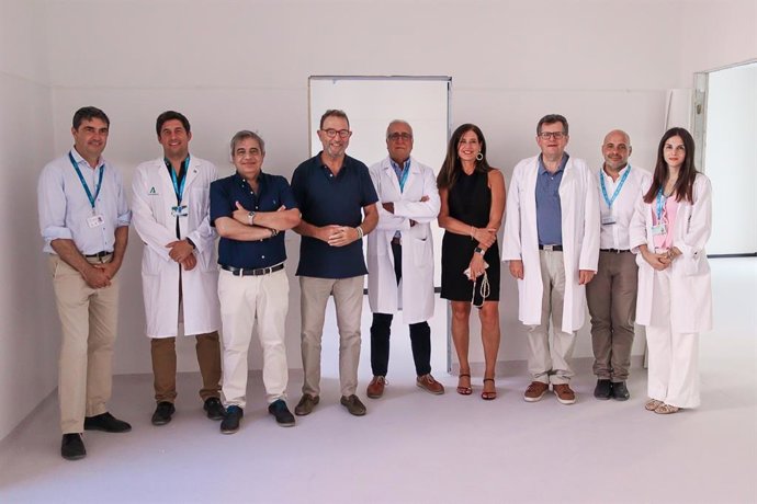 El delegado territorial de Salud y Consumo en Málaga, Carlos Bautista, visita las obras de adecuación del Hospital Civil para la nueva Unidad de Investigación de Fase II-III
