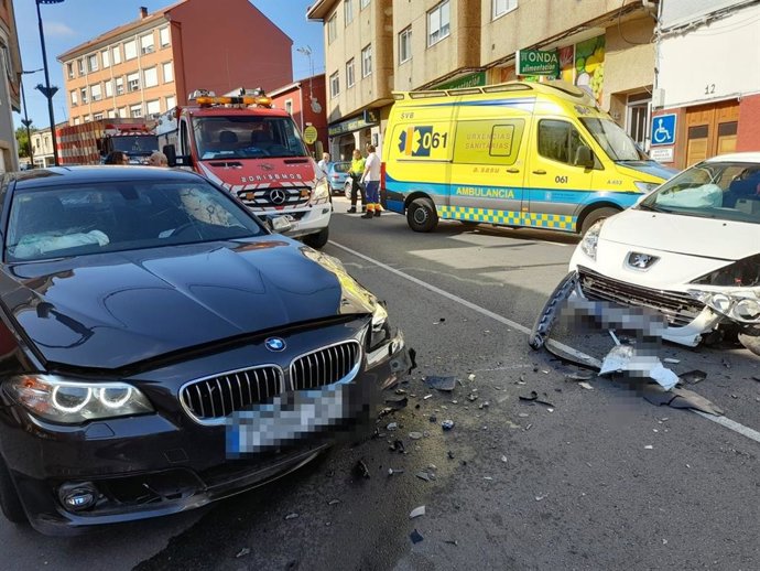Choque entre dos vehículos en Oza-Cesuras (A Coruña).