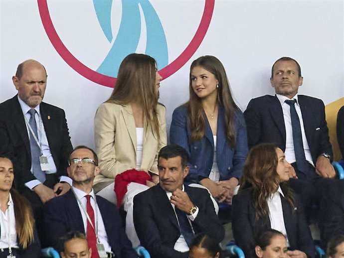 La princesa Leonor y la infanta Sofía durante la final de la EURO Femenina de la UEFA 2025 entre las selecciones nacionales de Inglaterra y España