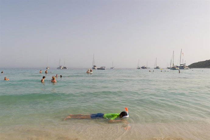 Archivo - Imagen de recurso de una playa de Ibiza 