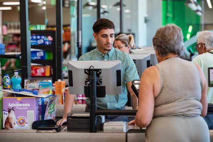 Archivo - Arxiu - Treballador d'una tenda de Mercadona