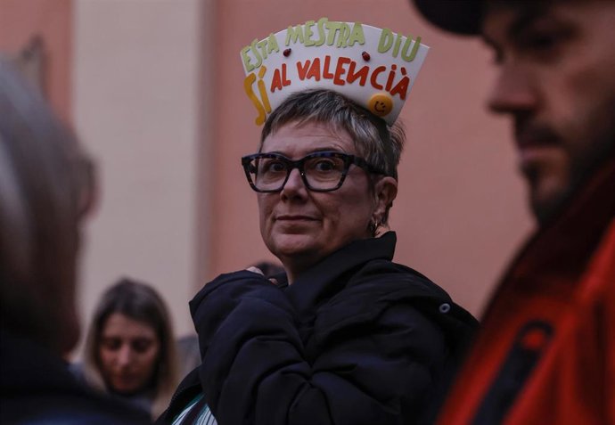Archivo - Una persona durante una manifestación convocada por la Plataforma per l'Ensenyament, a 22 de febrero de 2025, en Valencia, Comunidad Valenciana (España). 