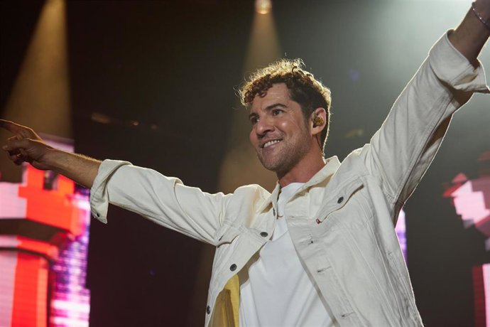 Archivo - El cantante David Bisbal durante una actuación en el concierto de su nueva gira TOUR VOLARÉ, a 8 de junio de 2024, en Pamplona, Navarra (España). 