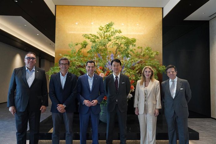 El presidente de la Junta de Andalucía, Juanma Moreno, ha visitado este lunes en Tokio la sede de la Corporación Mitsui