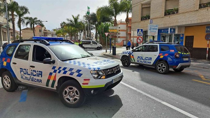 La Policía Local y el Cuerpo de Bomberos de Almuñécar han ejecutado la intervención.