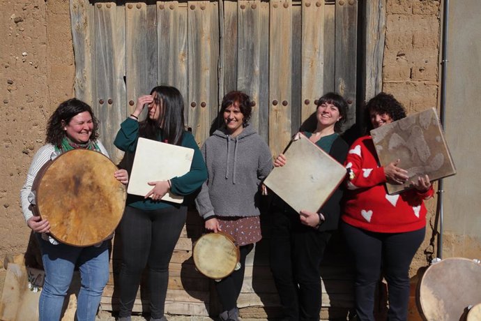 Integrantes del grupo de folclore leonés Gritsanda.