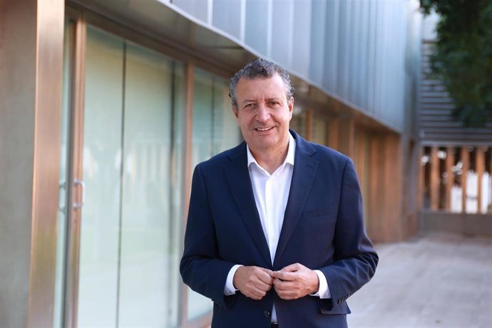 Javier Fernández, en el Patio de la Diputación, antes de la entrevista de Europa Press.