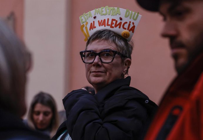 Archivo - Arxiu - Una persona durant una manifestació convocada per la Plataforma per l'Ensenyament, a 22 de febrer del 2025, a València, Comunitat Valenciana (Espanya). 