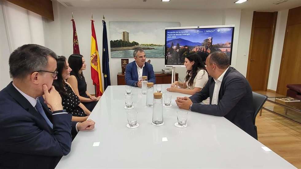 El consejero de Medio Ambiente, Universidades, Investigación y Mar Menor, Juan María Vázquez, mantiene una reunión con algunos de los jóvenes investigadores de la Región beneficiados con las becas Fulbright