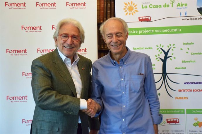 El president de Foment del Treball, Josep Sánchez Llibre, i el de la Fundació La Casa de l'Aire Roger Torné, Ramon Vila