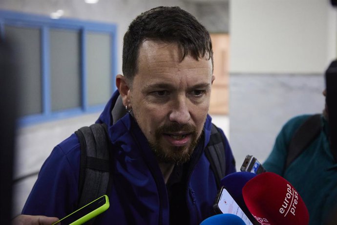 Archivo - El exlíder de Podemos Pablo Iglesias, atiende a los medios de comunicación antes de la presentación de su libro 'Medios y cloacas', a 11 de noviembre de 2022 en Sevilla (Andalucía, España). El exlider de Podemos, Pablo Iglesias, acude a Sevilla 