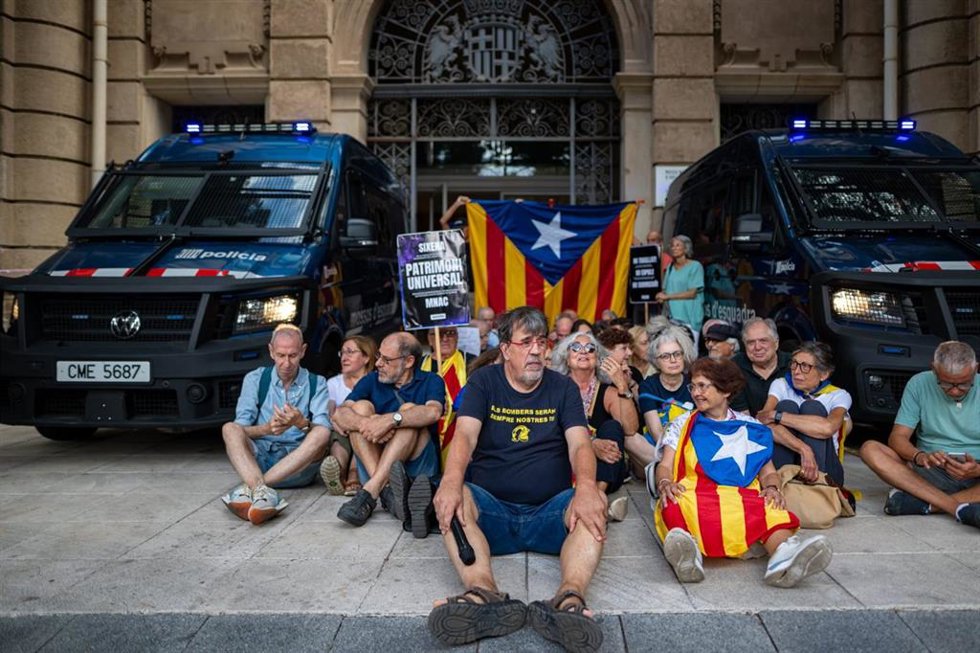 Concentrados ante las puertas traseras del MNAC