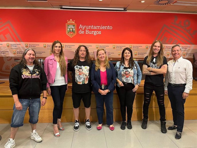 Los organizadores del festival con la alcaldesa, Cristina Ayala (en el centro) la concejala de Festejos, Carolina Álvarez (segunda izda) y el concejal César Barriada ( dcha).