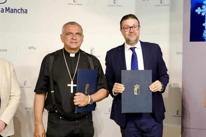 El obispo de Albacete, Ángel Román, y el consejero de Educación, Cultura y Deportes, Amador Pastor.