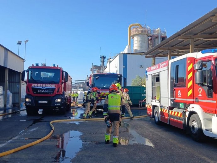 El incendio se ha declarado en la madrugada de este lunes en la empresa química Unión Derivan.