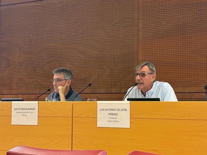 Luis Alfonso de León, presidente de COAAT Mallorca, y Mateo Moyá, secretario técnico de COAAT Mallorca