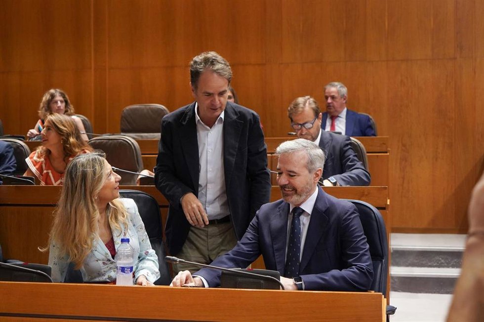 El presidente del Gobierno de Aragón, Jorge Azcón; la vicepresidenta del Ejecutivo, Mar Vaquero; y el consejero de Hacienda, Interior y Administración Pública, Roberto Bermúdez de Castro, antes de la sesión plenaria de las Cortes autonómicas.