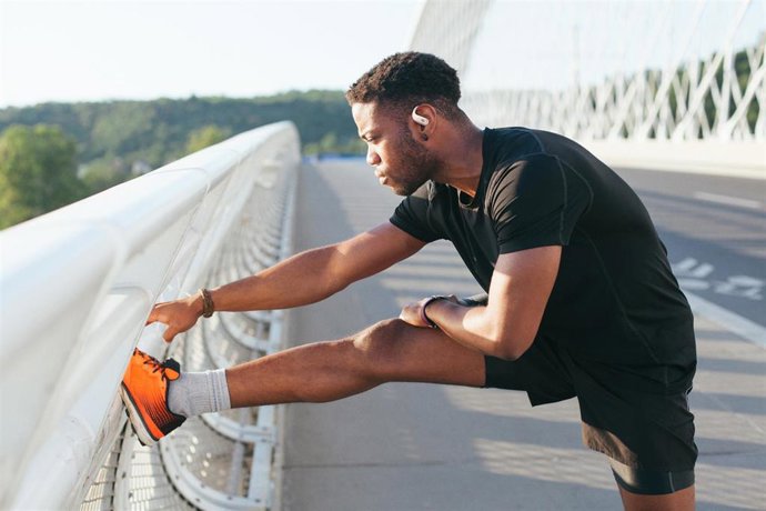 Archivo - JBL lanza sus primeros auriculares deportivos 'open ear'.