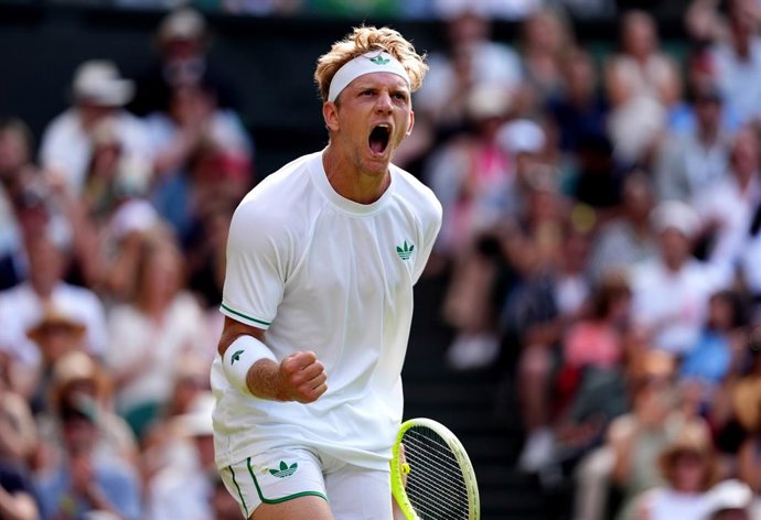04 July 2025, United Kingdom, London: Alejandro Davidovich Fokina celebrates winning the third set against US' Taylor Fritz during their men's singles third round tennis match on day five of the 2025 Wimbledon Championships. Photo: Adam Davy/PA Wire/dpa