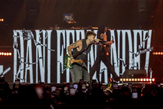 Archivo - El cantante Dani Fernández actúa en LOS40 Primavera Pop 2025.