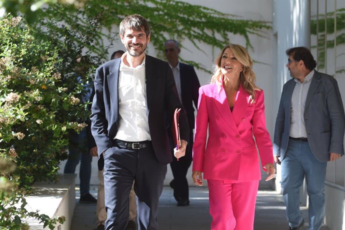 La vicepresidenta segunda y ministra de Trabajo y Economía Social, Yolanda Díaz (d), llega a la presentación, junto al ministro de Cultura, Ernest Urtasun (i), de la 'Propuesta por la que se regula la relación laboral de personas artistas, técnicas y auxi
