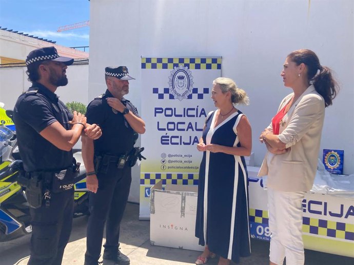 La presidenta del ayuntamiento de Écija Silvia Eredia y la delegada de Seguridad Ciudadana Rosario Delgado visitan las instalaciones y realizan la entrega de material especifico.