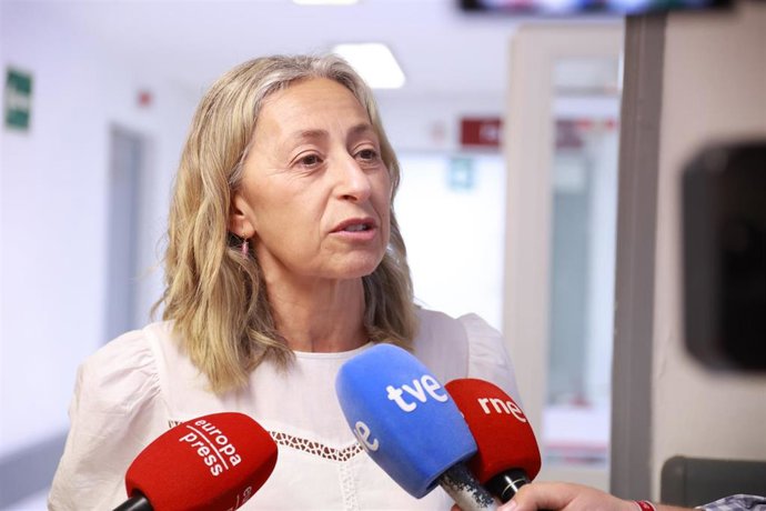 Archivo - La consejera de Salud y Consumo, Rocío Hernández, atiende a los periodistas en una imagen de archivo.