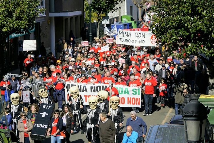 Archivo - Protesta contra la mina de cobre