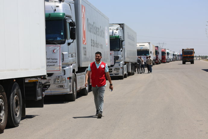 Archivo - Arxiu - Imatge d'arxiu d'un comboi amb ajuda humanitària a l'espera d'entrar a la Franja de Gaza.