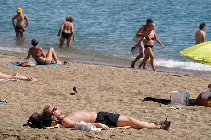 Archivo - Las playa de la costa de Málaga, a 4 de octubre de 2024 en Málaga (Andalucía, España).