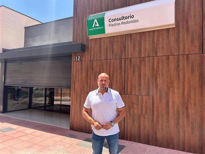El portavoz adjunto de Vox en el Parlamento andaluz, Rodrigo Alonso, frente al consultorio de Piedras Redondas en Almería.