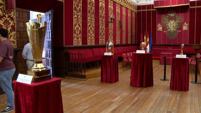 Exposición en la Sala Capitular  de Toledo de los tres grandes trofeos deportivos de la Real Federación Española de Fútbol