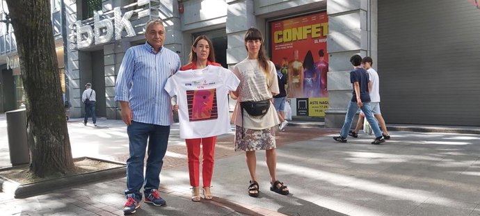 La directora de Obra Social de BBK, Nora Sarasola, presenta la camiseta conmemorativa