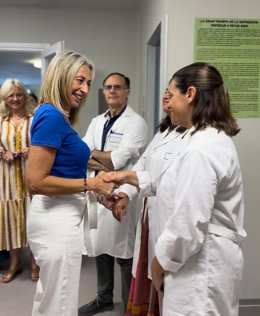 La consejera de Salud y Consumo, Rocío Hernández, en el Hospital de Puerto Real.