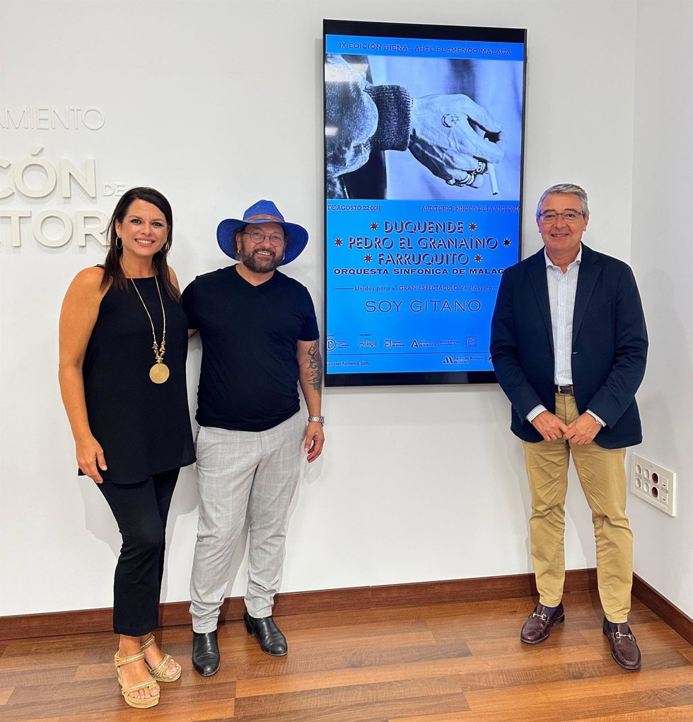 El presidente de la Diputación de Málaga y alcalde de Rincón de la Victoria, Francisco Salado, junto a la concejala de Cultura, Mari Paz Couto, y Duquende, uno de los protagonistas del espectáculo Soy gitano