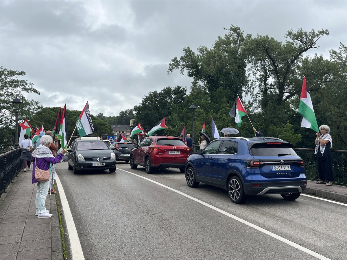 Varios colectivos protestan en Puente San Miguel durante la celebración del Día de las Instituciones