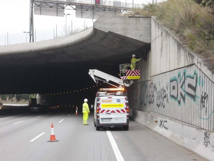 Archivo - Trabajos en las carreteras del Estado de la provincia de Barcelona