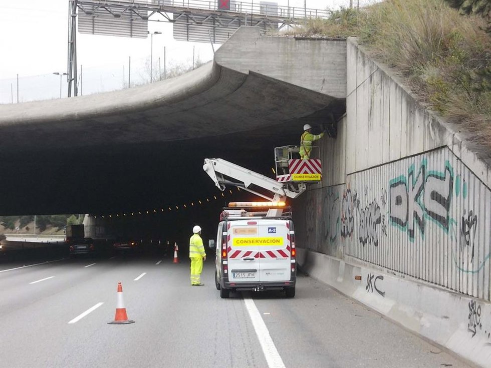Archivo - Trabajos en las carreteras del Estado de la provincia de Barcelona