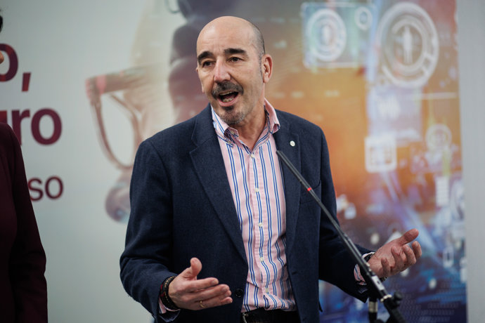 Archivo - El vicesecretario general de Política Sindical de UGT, Fernando Luján, interviene durante la inauguración de una jornadas sobre el futuro de empleo, en el salón de actos de UGT de Madrid, a 17 de enero de 2024, en Madrid (España). El acto se des