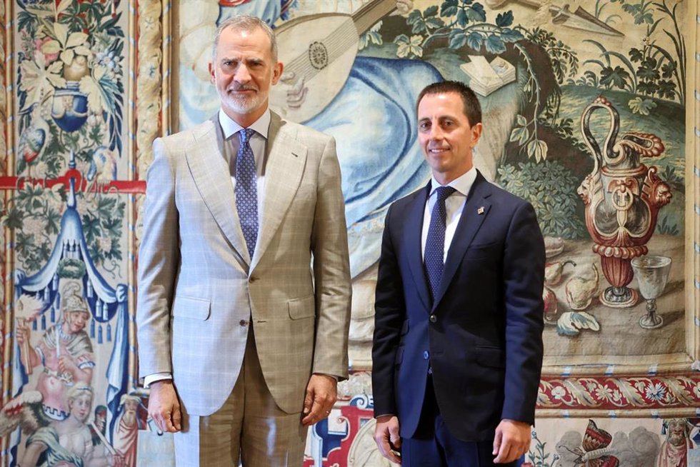 El Rey Felipe VI, recibe en audiencia al presidente del Consell de Mallorca, Llorenq Sabasti Galmés, en el Palacio de Marivent, a 28 de julio de 2025, en Mallorca (España).