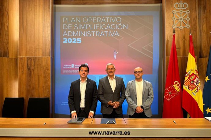 I-D El consejero Mikel Irujo, el vicepresidente Félix Taberna y el director general Txerra García de Eulate, en la rueda de prensa para presentar las nuevas medidas de simplificación administrativa.