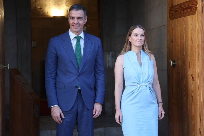 Archivo - El president del Govern central, Pedro Sánchez, i la presidenta del Govern balear, Marga Prohens