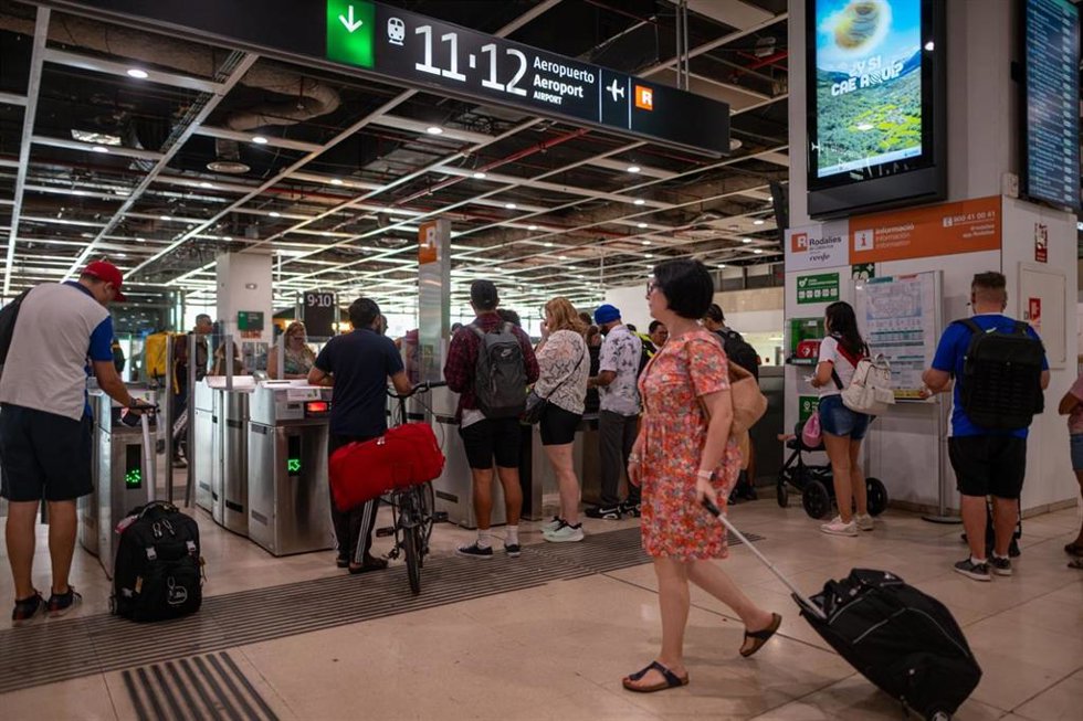 Una mujer con una maleta en la estación de Sants de Barcelona durante el corte de las líneas de Rodalies este lunes.